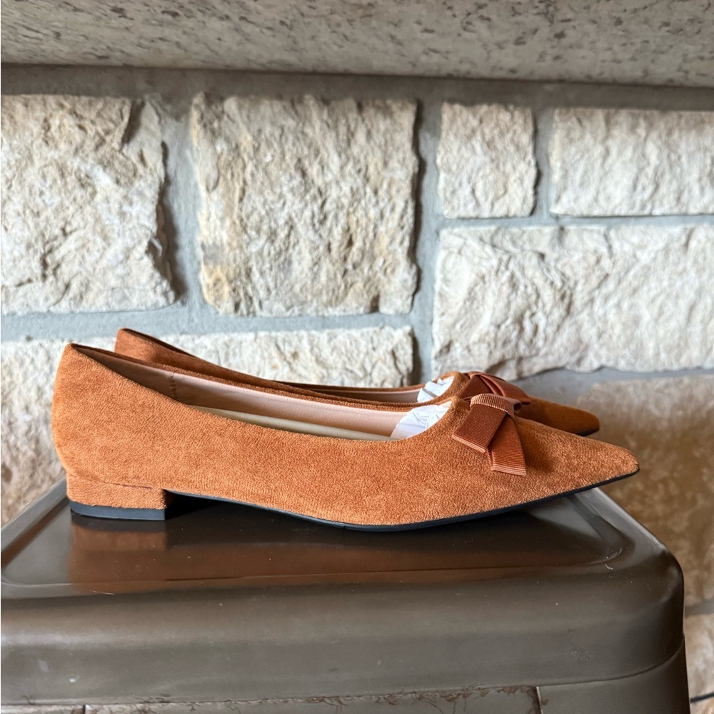 Women’s Suede Pointed Toe Bow Flats in Tan